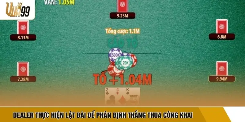 Dealer thực hiện lật bài để phân định thắng thua công khai